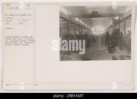 Le lieutenant Downs et le soldat ailier du 19e génie sont photographiés à l'intérieur de l'atelier d'usinage intérieur à Nevers, en France, pendant la première Guerre mondiale La photo a été prise par le capitaine Walter B. Bacon et le 2nd Lt. S.E. Moore le 12 mars 1919. Cette image a été émise le 7 janvier 1919, sous le numéro officiel 42696. Banque D'Images