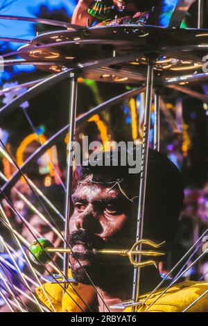 Dévot avec le corps percé dans une procession religieuse à Thaipusam, Singapour, Asie du Sud-est Banque D'Images