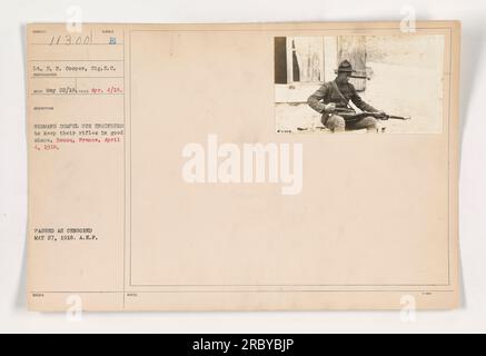 Des soldats des Forces expéditionnaires américaines (A.E.F.) à Boucq, en France, le 4 avril 1918, sont vus inspecter et entretenir leurs fusils. Lieutenant E.H. Cooper du signal Reserve corps est représenté au premier plan. La présence des Allemands dans la région oblige les ingénieurs à s'assurer de la disponibilité des fusils. Banque D'Images