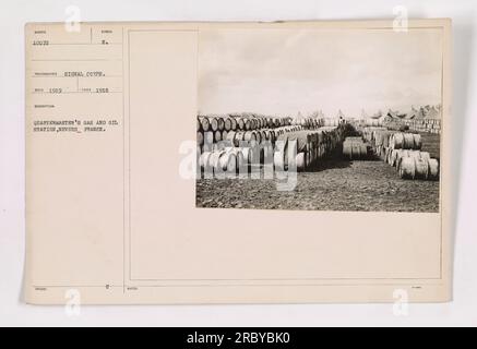 Photographie montrant la station de gaz et de pétrole du quartier maître à Nevers, en France, pendant la première Guerre mondiale. Cette station fournissait du carburant et des fournitures à l'armée américaine. La photo a été prise en 1918 et a été classée sous le numéro 10072 par le signal corps. Cette image fait partie de la collection connue sous le nom de « photographies des activités militaires américaines pendant la première Guerre mondiale ». Banque D'Images