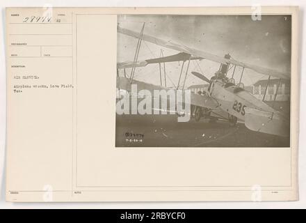 Cette photographie représente des épaves d'avions à Love Field au Texas pendant la première Guerre mondiale L'image a été prise par Humber Photographer et a l'identifiant 111-SC-28974. Ceci est une photographie officielle de l'Air Service et a été émise avec le symbole au. Banque D'Images