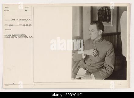 Les soldats ont participé à des exercices militaires et à des exercices d'entraînement pendant la première Guerre mondiale. Cette photographie, prise le 30 novembre 1918, capture des soldats en formation et suivant les ordres du capitaine H. Turner Lewis du signal corps, Washington DC La photo a été prise par le VP W.J. Miller. Banque D'Images