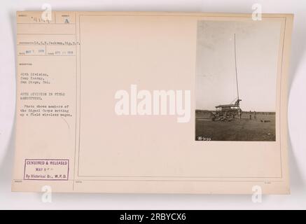 Des membres du signal corps de la 40e division au Camp Kearny, San Diego, sont vus en train de mettre en place un wagon sans fil pendant les manœuvres sur le terrain. La photographie a été prise le 19 avril 1918 par le lieutenant E.M. Jackson, SIG.R.C. Cette image a été censurée et publiée le 7 mai 1918 par la branche historique de W.P.D. Banque D'Images