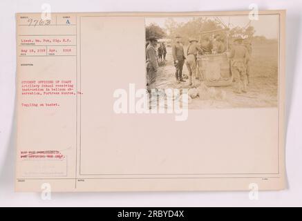 Instruction en observation de ballon reçue par les élèves officiers de la Coast Artillery School à Fortress Monroe, Virginie. L'image montre les officiers étudiants basculant sur le panier. La photographie a été prise par le lieutenant Wm. Il participe à la Vox du signal Reserve corps le 18 mai 1918. Cette image ne doit pas être publiée et est strictement pour un usage officiel seulement. Banque D'Images