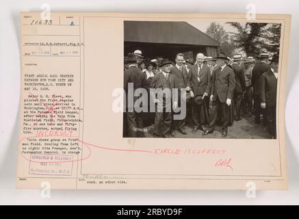 'La photographie prise le 15 mai 1918 montre un groupe au Potomac Field, composé d'Otto Praeger, adjoint du ministre des postes responsable, et d'autres. L'image capture le premier service de courrier aérien entre New York et Washington, DC, qui a commencé ce jour-là. Le major R. H. Fleet, le pilote du premier avion postal régulier, est arrivé à Washington à 10:35 heures du matin après un vol d'une heure et cinquante-cinq minutes depuis Bustleton Field à Philadelphie. Banque D'Images