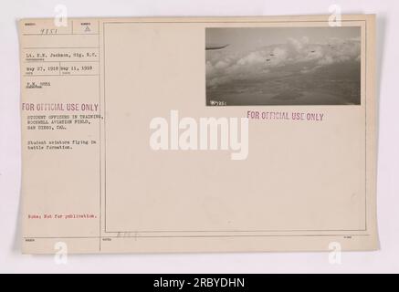 Étudiants officiers en formation à Rockwell Aviation Field à San Diego, Californie. L'image montre des étudiants aviateurs volant en formation de combat dans le cadre de leur entraînement pendant la première Guerre mondiale. Cette photographie, étiquetée 111-SC-9851, a été prise par le lieutenant E.N. Jackson du signal Reserve corps le 27 mai 1918. Il est marqué comme « usage officiel uniquement » et n'est pas destiné à la publication. Banque D'Images