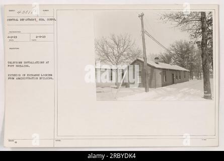 Vue extérieure du central téléphonique de fort Snelling, prise le 2 avril 1919. La photographie montre le bâtiment de la bourse vu du bâtiment administratif. L'image donne un aperçu de l'infrastructure téléphonique de la base militaire pendant la première Guerre mondiale. Banque D'Images