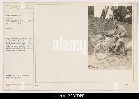 Le Sgt Reyden a pris une photographie le 2 décembre 1918 du soldat Raymond N. Trice, un pilote du Central Medical Laboratory. L'image montre Pvt Trice, qui venait de rentrer d'un voyage de trois jours, semblant usé en raison du manque de pluie rendant les voyages difficiles et désagréables. La photographie a été approuvée par le censeur de l'A.E.P. et elle est étiquetée 28027. Banque D'Images