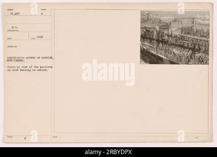 Soldats vus sur le pont, attendant le débarquement pendant la guerre mondiale 1. Cette vue en gros plan capture la scène de Hoboken, New Jersey. La photographie a été prise en 1919, montrant le processus de débarquement des soldats américains revenant d'activités militaires. Banque D'Images