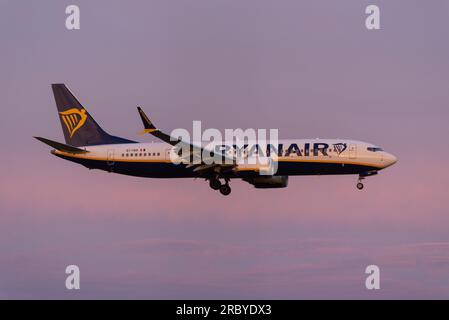 Avion à réaction Ryanair Boeing 737 MAX en finale pour atterrir à l'aéroport de Londres Stansted, Essex, Royaume-Uni. Boeing 737-8-200 MAX Banque D'Images