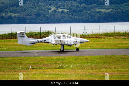 G-CIKM Diamond DA-42 Twin Star décollage de l'aéroport de Dundee Riverside, Écosse Banque D'Images