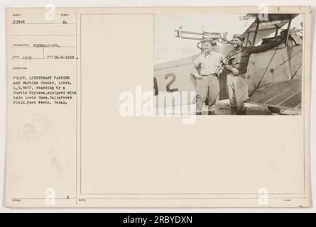 Lieutenant Parrish et Lieutenant L.G. Neff pose à côté d'un biplan Curtis armé de deux canons Lewis. La photographie a été prise le 8 octobre 1918 à Taliaterre Field, fort Worth, Texas. Les notes indiquent que l'image provient du 12th Regiment - une partie de la Garde nationale de Washington. Banque D'Images