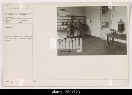 Le lieutenant Downs et le soldat Winger, membres du corps des signaux, photographiés le 12 mars 1919 au laboratoire de recherche de l'hôpital Camp n°59 à Issoudun, France. Cette image fait partie d'une série avec le numéro de référence 42666, qui a été émise dans le Missouri le 5 janvier 1919. Banque D'Images