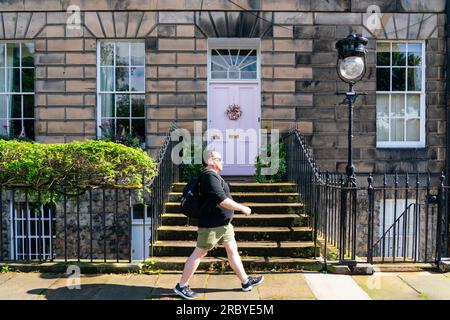 Édimbourg, Écosse, Royaume-Uni, 11 juillet 2023. La célèbre « porte rose » dans la nouvelle ville d’Édimbourg a été repeinte « en blanc cassé » selon la propriétaire Miranda Dickson. La maison se trouve à l'intérieur d'un site du patrimoine mondial de l'UNESCO et le conseil municipal d'Édimbourg, suite à une plainte, a menacé Mme Dickson d'une grosse amende si elle ne repeignait pas la porte d'une couleur plus conservatrice. La porte repeinte est à nouveau jugée inappropriée avec une nouvelle plainte déposée auprès du Conseil. Iain Masterton/Alamy Live News Banque D'Images