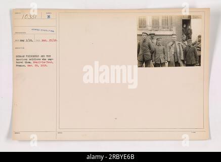 Prisonniers de guerre allemands gardés par des soldats américains à Menil-la-Tour, France, le 29 mars 1918. La photographie a été prise le 9 mai 1918 et émise par le signal corps. Légende Description numéro E Reco est 10351. Banque D'Images