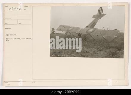 Image d'épaves d'avions à Love Field, Texas. Il fait partie du Service aérien de la première Guerre mondiale. Prise le 18 avril 1917. Banque D'Images