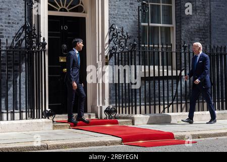 Londres, Royaume-Uni. 10 juillet 2023. Le président américain Joe Biden, à droite, sort de son cortège pour saluer le Premier ministre britannique Rishi Sunak, à gauche, à son arrivée pour des discussions bilatérales au 10 Downing Street, le 10 juillet 2023 à Londres, en Angleterre. Biden est le Royaume-Uni avant d'assister au sommet de l'OTAN en Lituanie. Crédit : Simon Walker/Simon Walker/No 10 Downing Street/Alamy Live News Banque D'Images