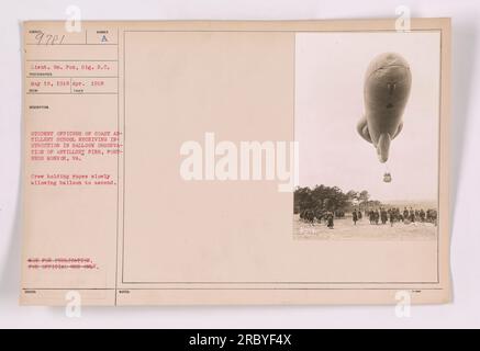 Les élèves officiers de la Coast Artillery School reçoivent une instruction sur l'observation par ballon des tirs d'artillerie à Fortress Monroe, en Virginie. L'équipage peut être vu tenant des cordes pendant qu'elles permettent lentement au ballon de monter. Cette photographie a été prise le 18 mai 1918 par le lieutenant William Pox et est destinée à un usage officiel seulement. Banque D'Images