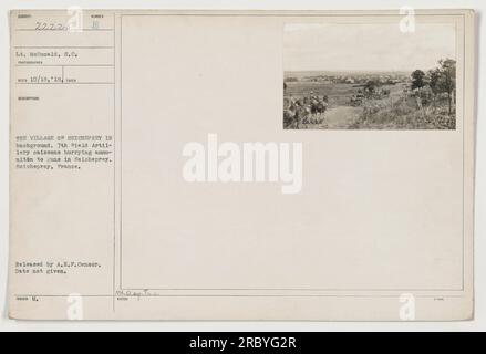 Des soldats de la 7e brigade d'artillerie de campagne à Seicheprey, en France, sont vus précipiter des caissons remplis de munitions vers les canons. Le village de Seicheprey peut être vu en arrière-plan. Photographie prise par le lieutenant McDonald de S.CA à une date inconnue et publiée par le censeur de l'A.E.P. Banque D'Images