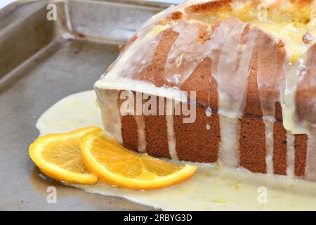 Gâteau à l'orange maison fraîchement sorti du four. Banque D'Images