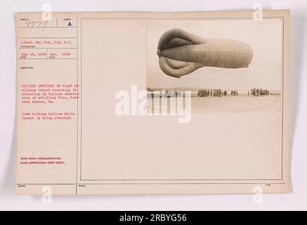 Les élèves officiers de l'école d'artillerie côtière à Fortress Monroe, va, reçoivent une instruction sur l'observation par ballon des tirs d'artillerie. Sur cette photo, l'équipage tient le ballon tout en attachant le panier. L'image a été prise en avril 1918 par le lieutenant William Fox du signal Reserve corps. Non destiné à la publication ou à un usage officiel. Banque D'Images
