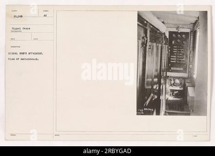 Un tableau de commutation avec un appareil de corps de signalisation peut être vu sur cette photographie. Cette image, numérotée 4:41,949, a été capturée par un photographe du signal corps. La photographie fait partie d'une collection documentant les activités militaires américaines pendant la première Guerre mondiale. Banque D'Images