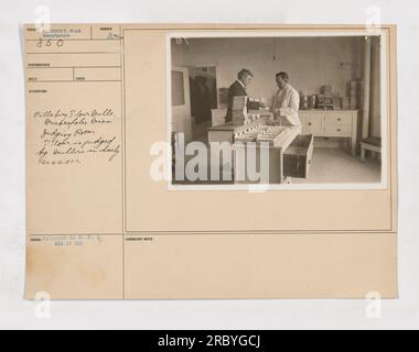 Les meuniers jugent la qualité de la farine dans la salle des juges des moulins à farine Pillsbury à Minneapolis, MN. Cette séance quotidienne a permis aux meuniers de s’assurer de la qualité de la farine produite à une époque où l’industrie était touchée par la guerre. Photographie prise par Pillebury, reçue et publiée en décembre 1917. Banque D'Images