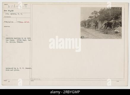 Les soldats de réserve américains du 107th Regiment Infantry attendent d'être déployés sur les lignes de front à St. Gillis, France. Photographie prise par le soldat Antrim pendant la première Guerre mondiale. Publié par A. E. P. Censor. La date de publication et les notes supplémentaires ne sont pas fournies. » Banque D'Images