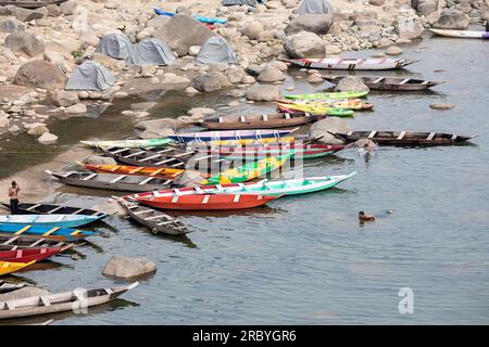 Bateaux traditionnels en bois colorés sur la rivière Dawki garés sur une rive de la rivière près de la ville de Dawki, Meghalaya, Inde Banque D'Images