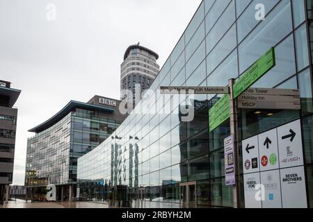 Salford Manchester Royaume-Uni juillet 08 2023 Salford Quays Media City avec panneau de direction à l'extérieur du bâtiment de la BBC Banque D'Images