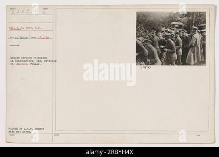 Prisonniers officiers allemands capturés au quartier général, 2e division, St. Jacques, France pendant la première Guerre mondiale. La photographie a été prise le 12 septembre 1918. Officiellement approuvé par le censeur de l'A.E.P. Photographe : S.C. Duff. Numéro de catalogue : 111-SC-22432, 22132 sac. Cet exemplaire a été publié avec 21999 note. Banque D'Images