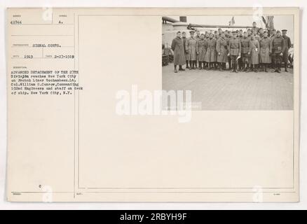 Le lieutenant-colonel William S. Conrow, commandant du 102nd Engineers et son état-major sont vus sur le pont du paquebot Rochambeau. Ce détachement avancé de la 27e division arrive à New York le 27 février 1919. La photographie a été prise par un photographe officiel de l'US Army signal corps. Banque D'Images