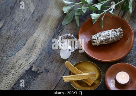 sauge blanche et bâtons de palo santo. pour la méditation, la guérison et le nettoyage spirituel de la chambre. Banque D'Images