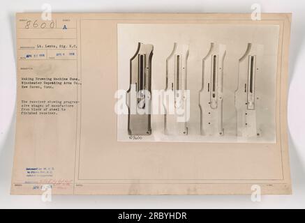 L'image montre le lieutenant Lents du signal corps à la Winchester Repeating Arms Co. À New Haven, Connecticut, pendant la première Guerre mondiale Il est capturé dans le processus de fabrication des mitrailleuses Browning. La photographie se concentre sur le récepteur de l'arme, montrant les différentes étapes de fabrication, du bloc d'acier au récepteur fini. Banque D'Images