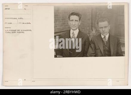Deux ouvriers du signal corps, D.F. Finnegan et G.W. Moentee, sont photographiés dans cette photographie prise le 1 août 1918. La photographie porte le symbole '111-SC-28712' et fait partie d'une collection d'images illustrant les activités militaires américaines pendant la première Guerre mondiale. Banque D'Images