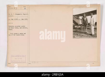 Un cadet de l'aviation et un instructeur en formation à Kelly Field à San Antonio, Texas. La photo montre le lieutenant R. P. Kingamore du SIG.R.C. L'image a été prise le 18 mai 1918, et a été censurée et publiée par la branche historique du W.P.D. PIOGAZ. Banque D'Images