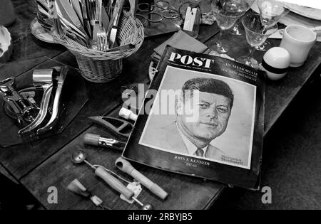 Les articles vintage en vente dans un magasin d'antiquités américain comprennent un numéro de 1964 du Saturday Evening Post mettant en vedette le président John Kennedy sur la couverture. Banque D'Images