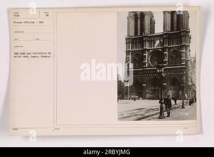 Soldats construisant une protection de sac de sable devant la cathédrale notre-Dame à Paris, France pendant la première Guerre mondiale. Cette photographie, numérotée 9529 et prise par le photographe Reco, montre les efforts déployés pour sauvegarder un site historique et significatif pendant la guerre. Banque D'Images