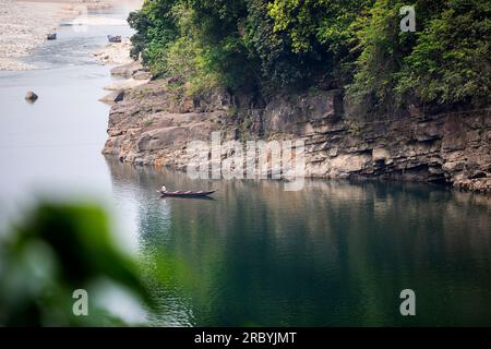 Batelier local sur un bateau traditionnel en bois sur la rivière Umngot ou Dawki à Meghalaya, en Inde Banque D'Images