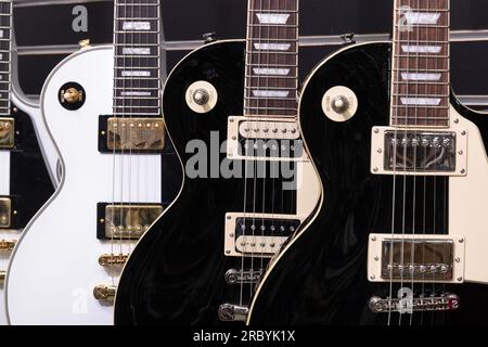 Muncie - 10 juillet 2023 : exposition de guitare les Paul dans un magasin de musique. Les guitares Paul sont polyvalentes pour de nombreux styles de musique du Jazz au Blues en passant par le Rock. Banque D'Images