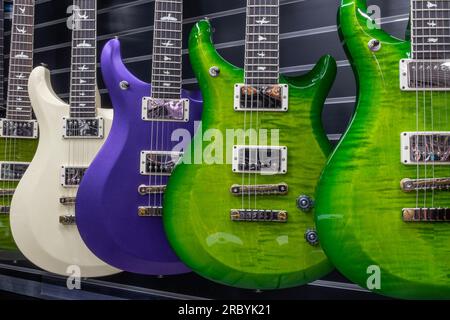 Muncie - 10 juillet 2023 : Paul Reed Smith Guitar Display. PRS Guitars fabrique une large gamme de guitares, guitares basses et amplificateurs. Banque D'Images