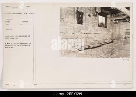 Les installations téléphoniques à fort Snelling, capturées sur cette photographie prise le 4 février 1919, montrent une vue de la tranche à 5 voies et du terminal situés au sous-sol du bâtiment administratif. L'image a été prise par un photographe du département central, signal corps. Banque D'Images