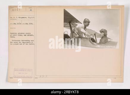Instructeur à Kelly Field, San Antonio, Texas forme des cadets de l'aviation. La photographie montre l'instructeur impressionnant le cadet de l'importance de l'utilisation correcte du gouvernail. Cette image a été prise le 18 mai 1918, et elle est intitulée 'entrainement des cadets de l'aviation à Kelly Field, San Antonio, Texas.' Banque D'Images