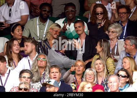 Mia Regan et Romeo Beckham se font photographier le neuvième jour des Championnats de Wimbledon 2023 au All England Lawn tennis and Croquet Club à Wimbledon. Date de la photo : mardi 11 juillet 2023. Banque D'Images