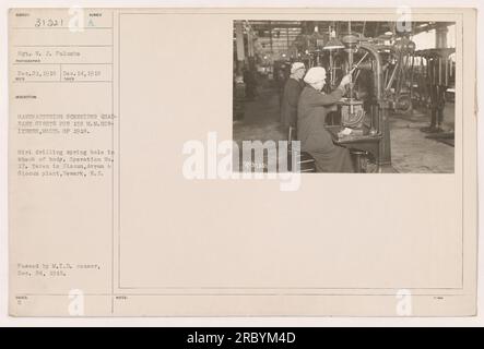 Le sergent V. J. Palumbo a photographié une jeune fille forant un trou de ressort dans la tige d'un corps le 14 décembre 1918, à l'usine Slocum, Avram & Slocum à Newark, N.J. La photographie montre le processus de fabrication des viseurs Schneider Quadrant pour 155 M.M. Obusiers, modèle de 1918. Il a été approuvé par le censeur du M.I.D le 24 décembre 1918. Banque D'Images