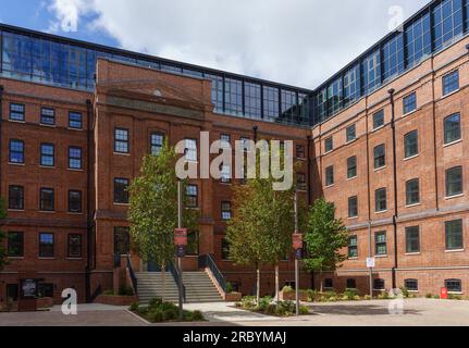 Slough, Berkshire : le Horlick's Quarter (anciennement une usine) est dans ses dernières étapes de développement. Cour et entrée du bâtiment principal. Banque D'Images