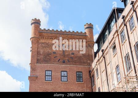 Slough, Berkshire : le Horlick's Quarter (anciennement une usine) est dans ses dernières étapes de développement. PHOTO : la tour de l'horloge. Banque D'Images