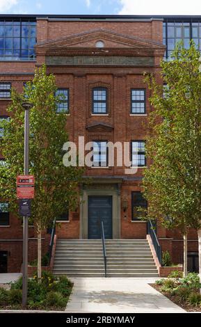 Slough, Berkshire : le Horlick's Quarter (anciennement une usine) est dans ses dernières étapes de développement. Entrée au bâtiment principal de l'usine Horlicks. Banque D'Images