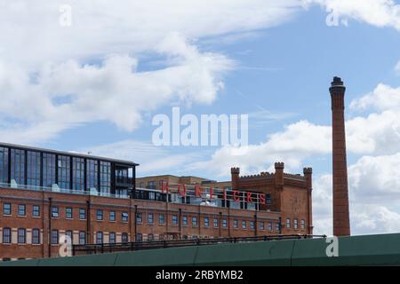 Slough, Berkshire : le Horlick's Quarter (anciennement une usine) est dans ses dernières étapes de développement. Bâtiment principal en cours de rénovation en appartements. Banque D'Images