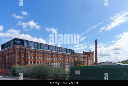 Slough, Berkshire : le Horlick's Quarter (anciennement une usine) est dans ses dernières étapes de développement. Bâtiment principal en cours de rénovation en appartements. Banque D'Images